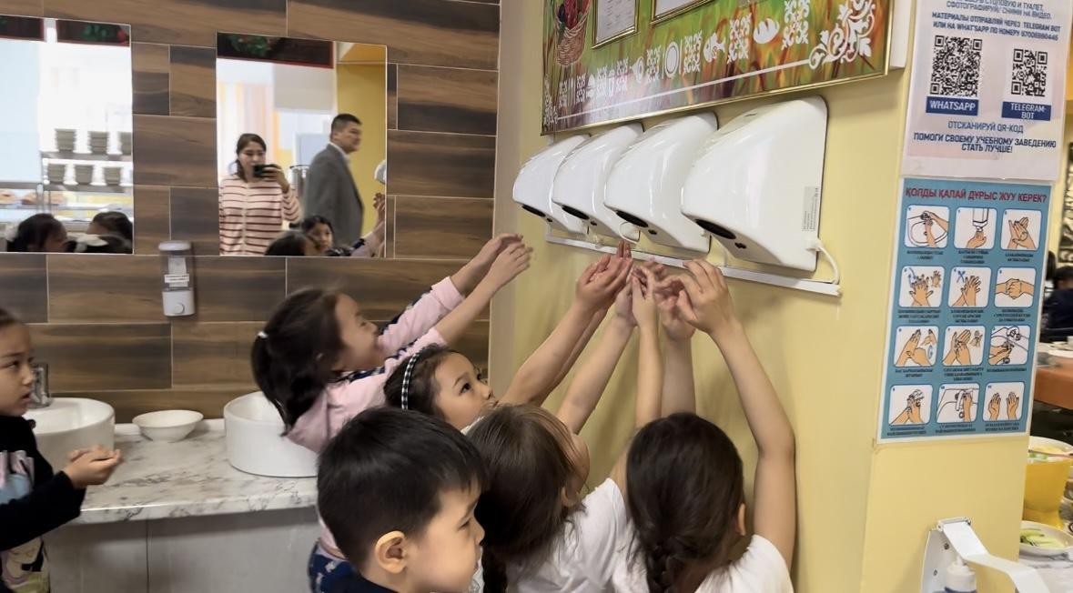 Мектеп асханасында тамақтану алдында қолды дұрыс жуу ережесі және дұрыс тамақтану тәртібі бойынша түсіндірме жұмыстары